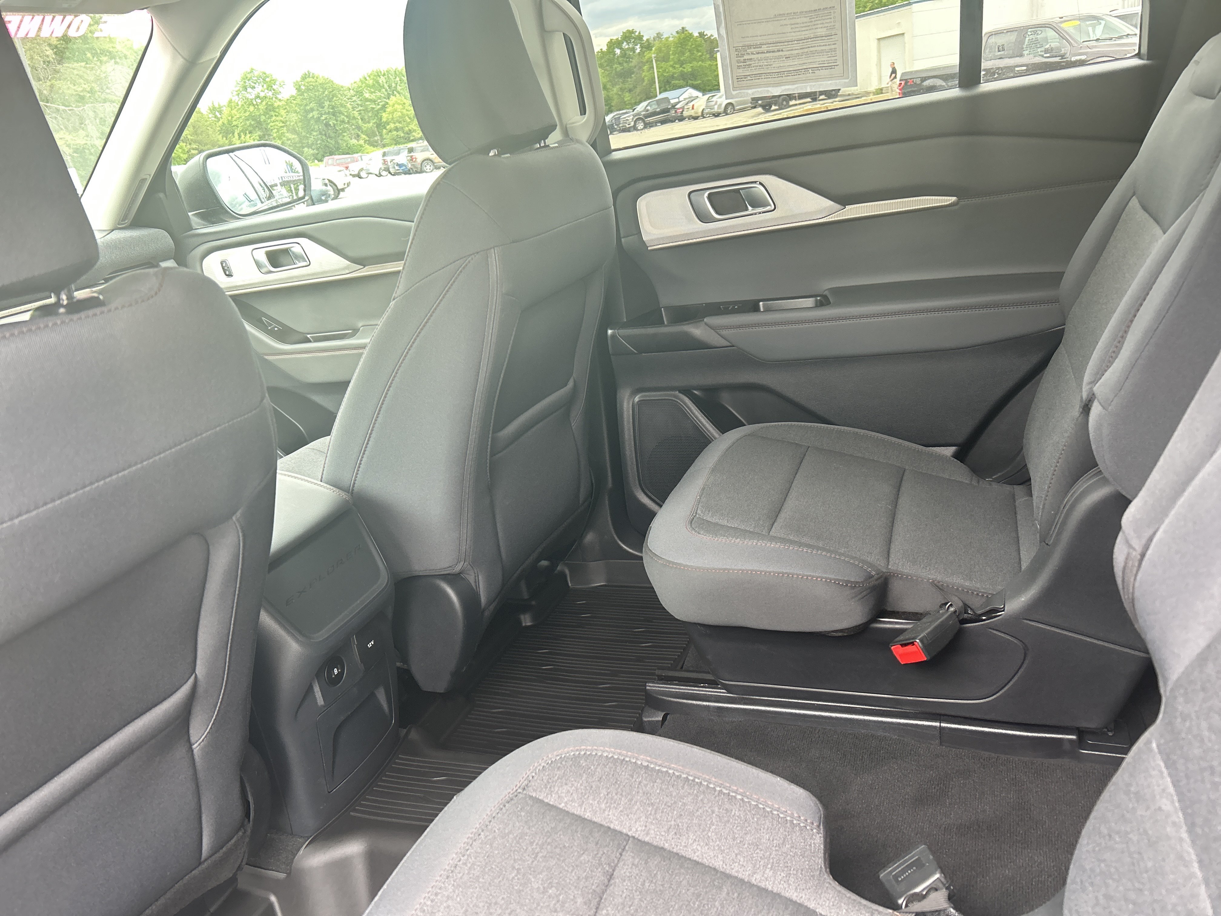 Used 2025 Ford Explorer Active AWD/4WD image 14