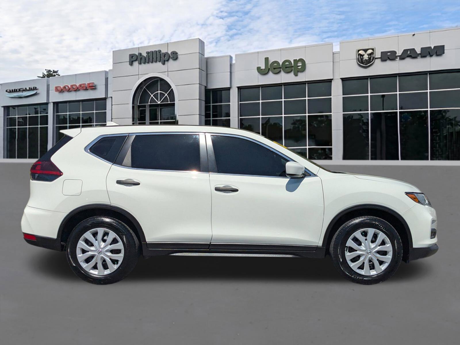 Used 2020 Nissan Rogue S image 2