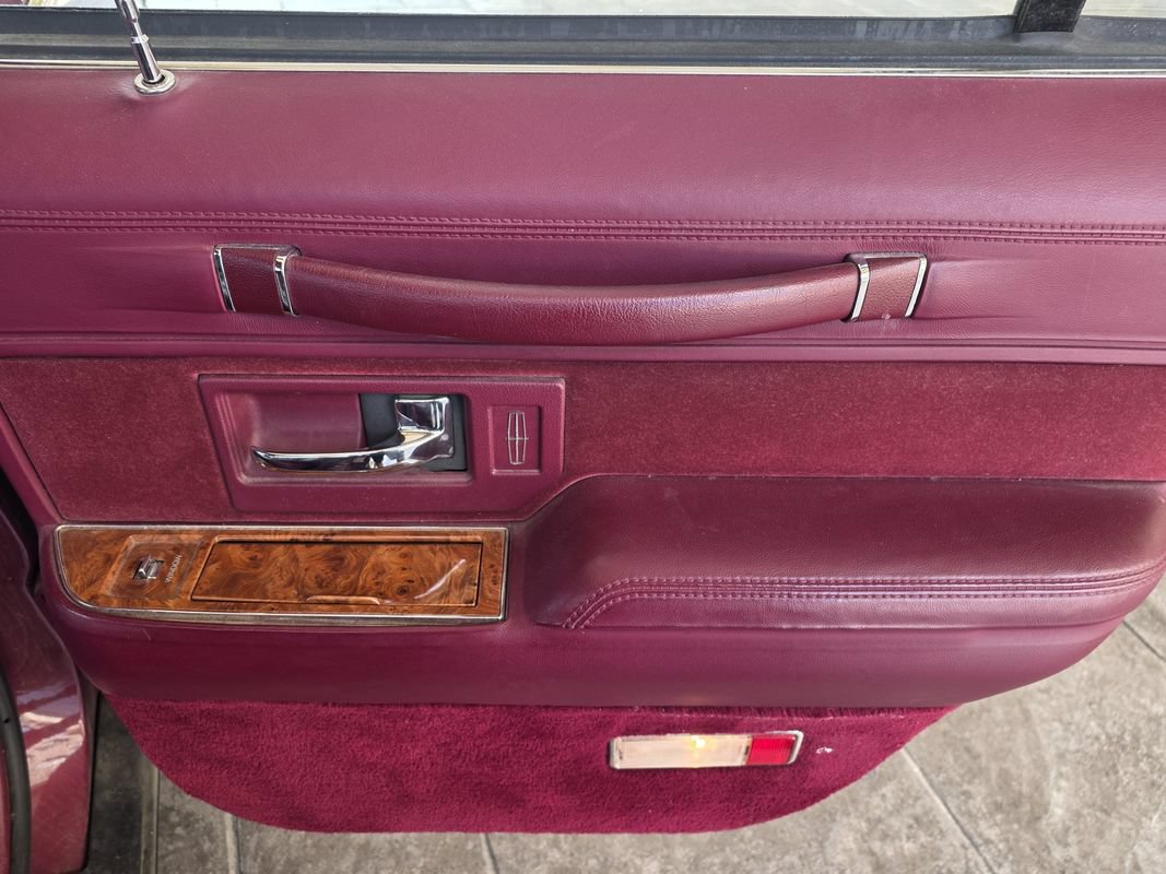 Used 1993 Lincoln Town Car Executive RWD image 17