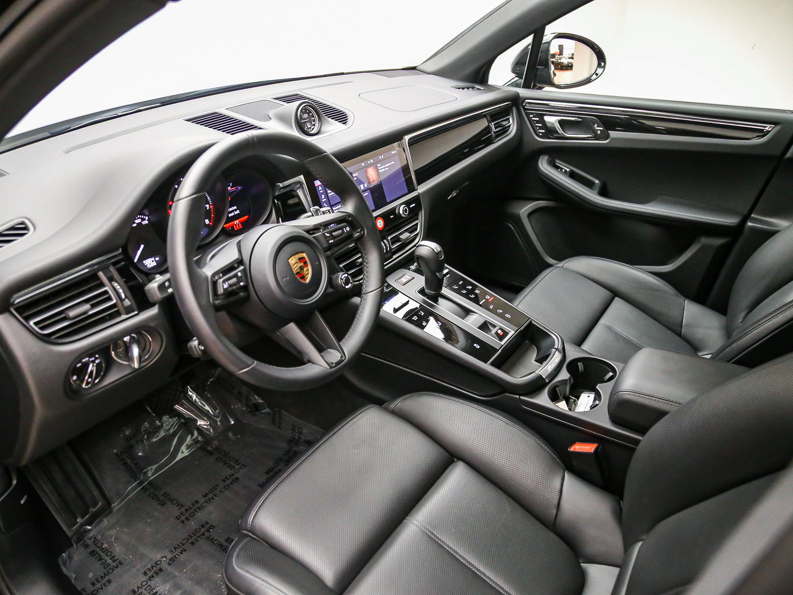 Certified 2026 Porsche Macan AWD/4WD image 4