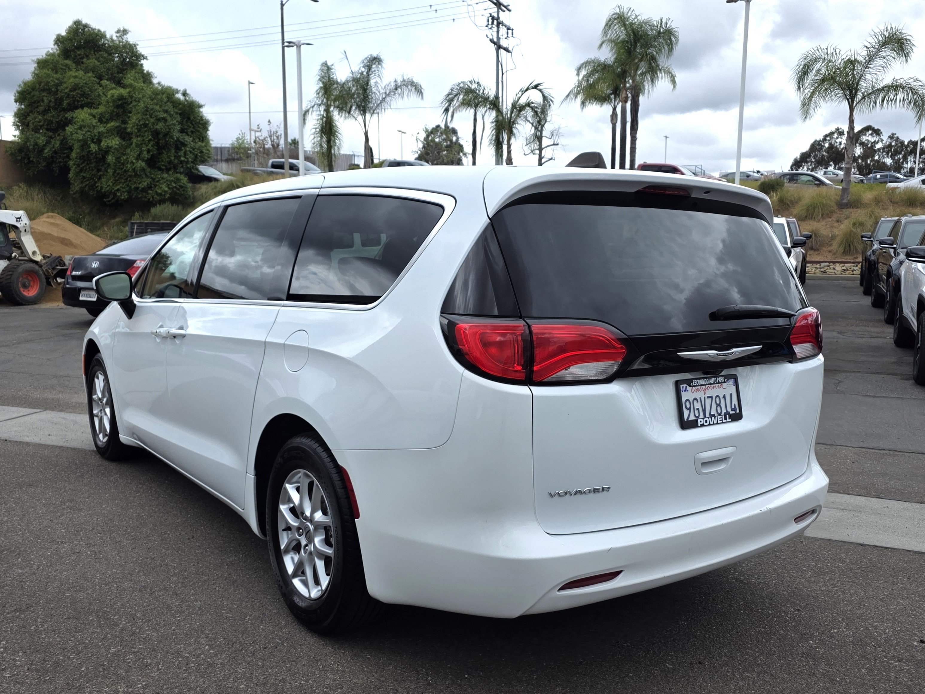 Certified 2023 Chrysler Voyager LX image 3