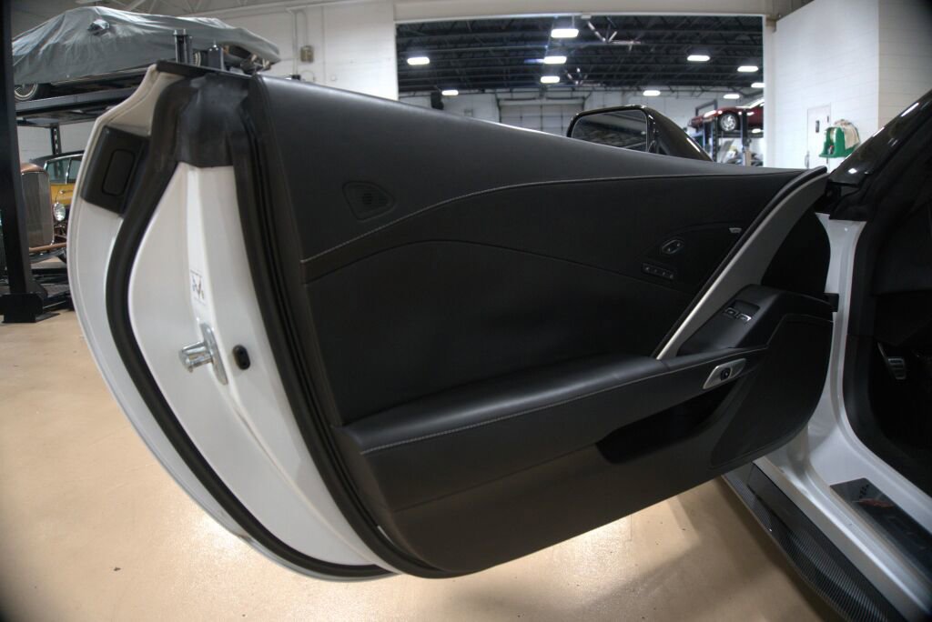 Used 2015 Chevrolet Corvette Z06 w/ 3LZ Preferred Equipment Group image 35