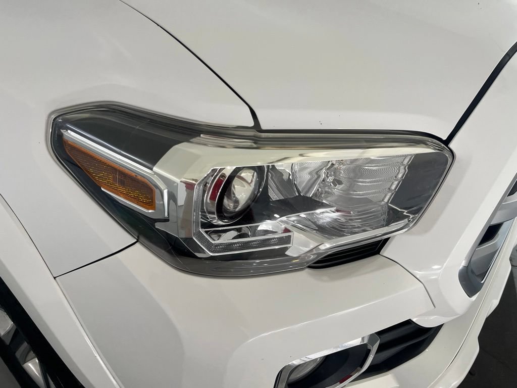 Used 2018 Toyota Tacoma Limited AWD/4WD image 33