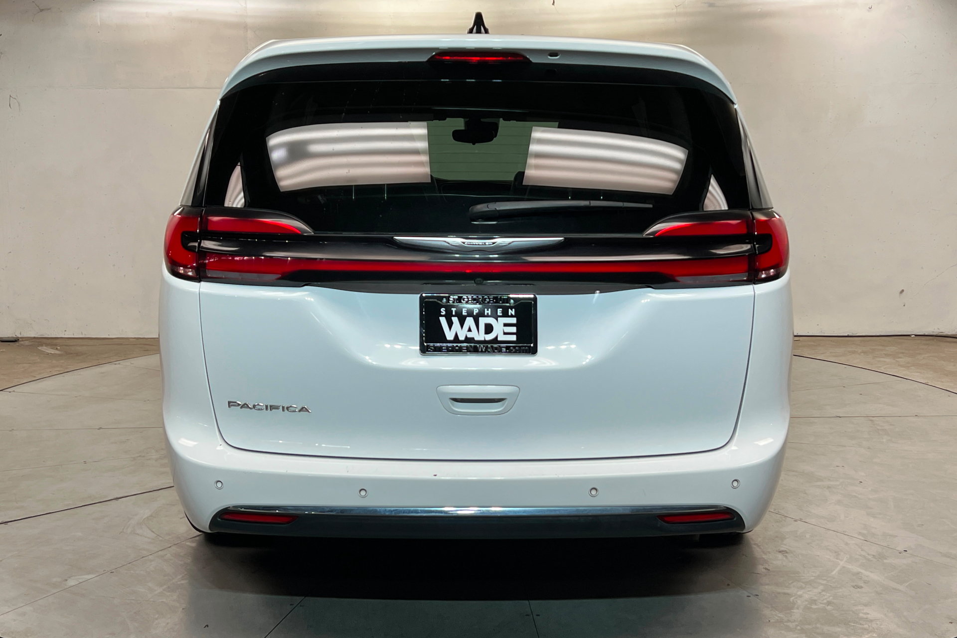 Used 2024 Chrysler Pacifica Touring-L FWD image 5