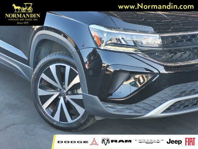 Used 2022 Volkswagen Taos SE w/ Panoramic Sunroof Package FWD image 5