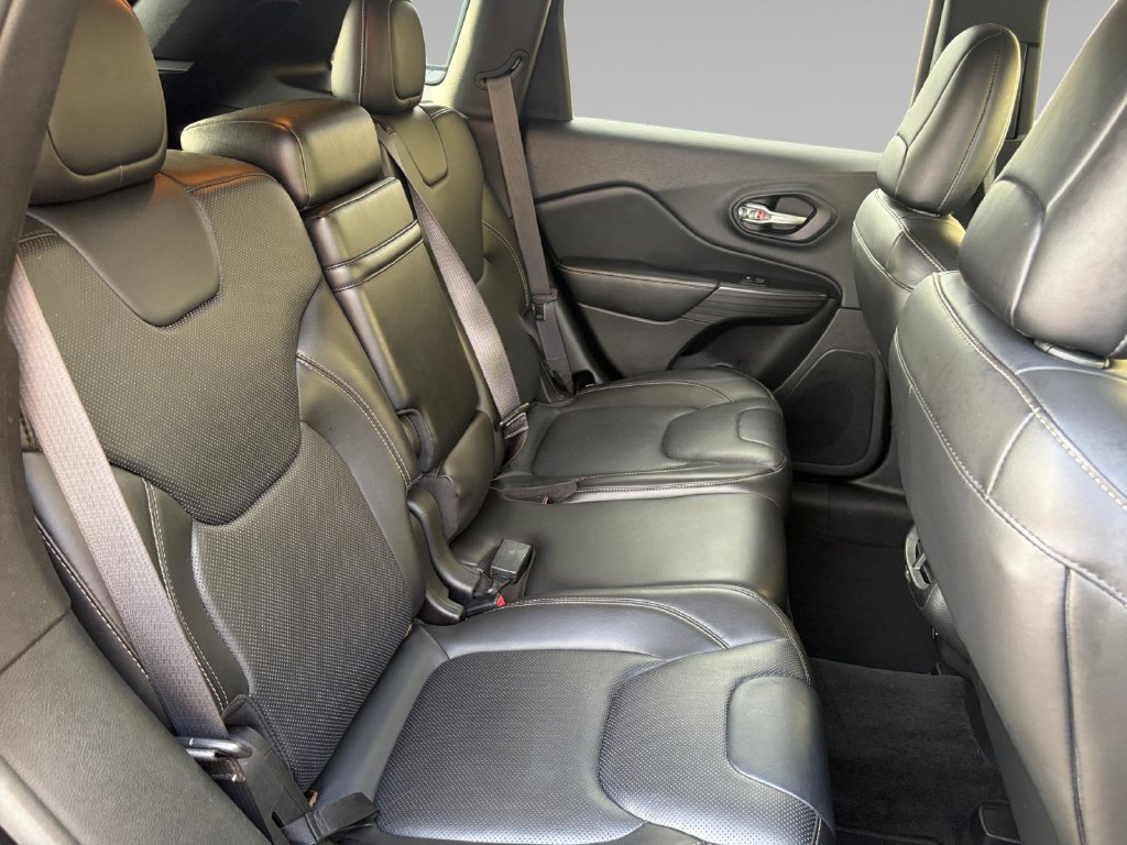 Used 2015 Jeep Cherokee Limited w/ Luxury Group AWD/4WD image 16