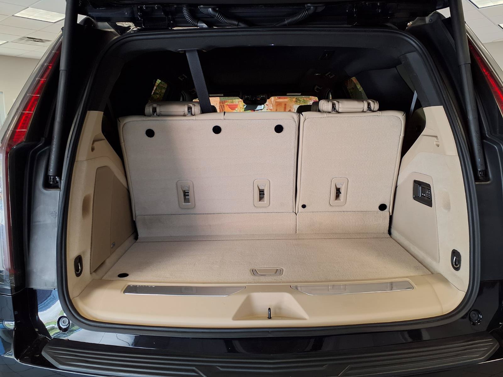 Certified 2023 Cadillac Escalade Premium Luxury RWD image 18
