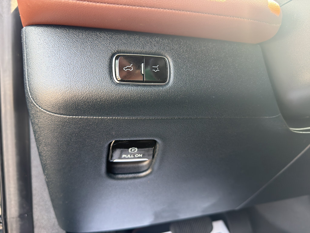 Used 2025 Lincoln Navigator Reserve AWD/4WD image 16