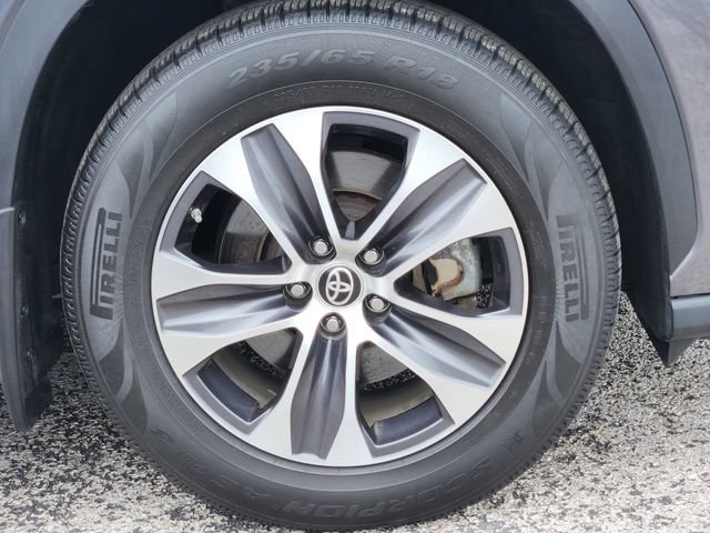 Used 2021 Toyota Highlander XLE AWD/4WD image 9