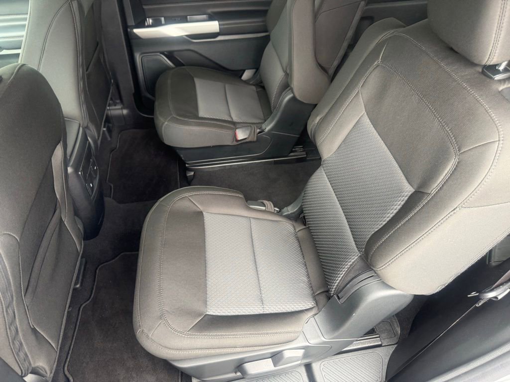 Used 2024 Ford Explorer XLT AWD/4WD image 33