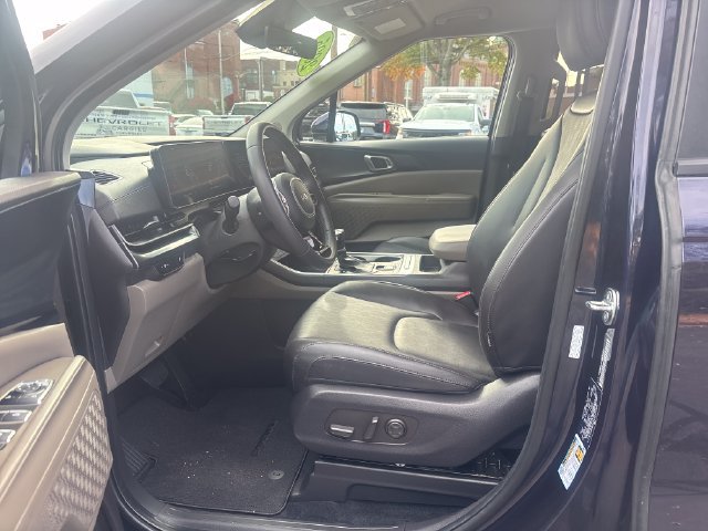 Used 2025 Kia Carnival FWD image 10