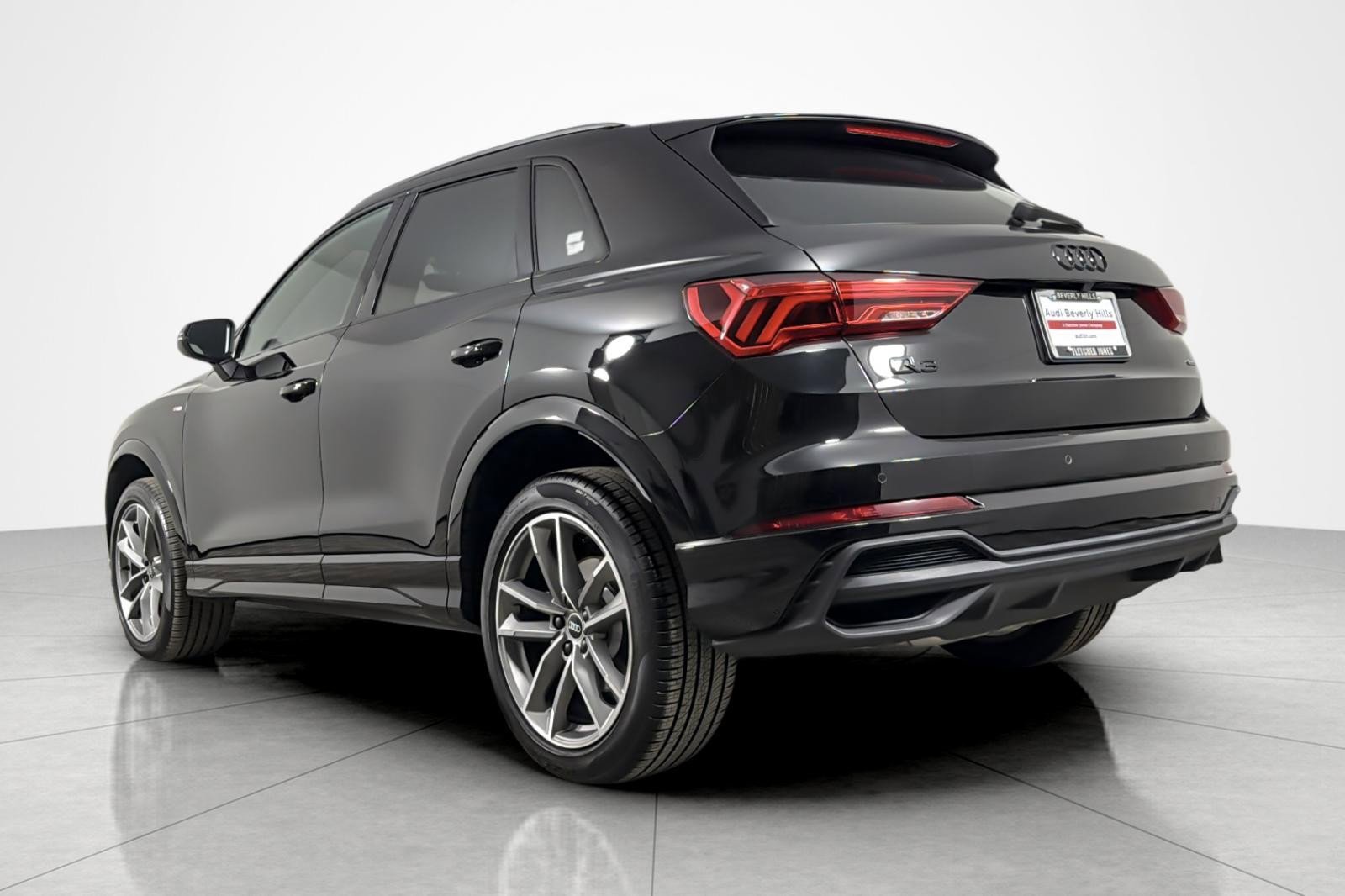 Used 2025 Audi Q3 2.0T Premium w/ Convenience Package AWD/4WD image 3