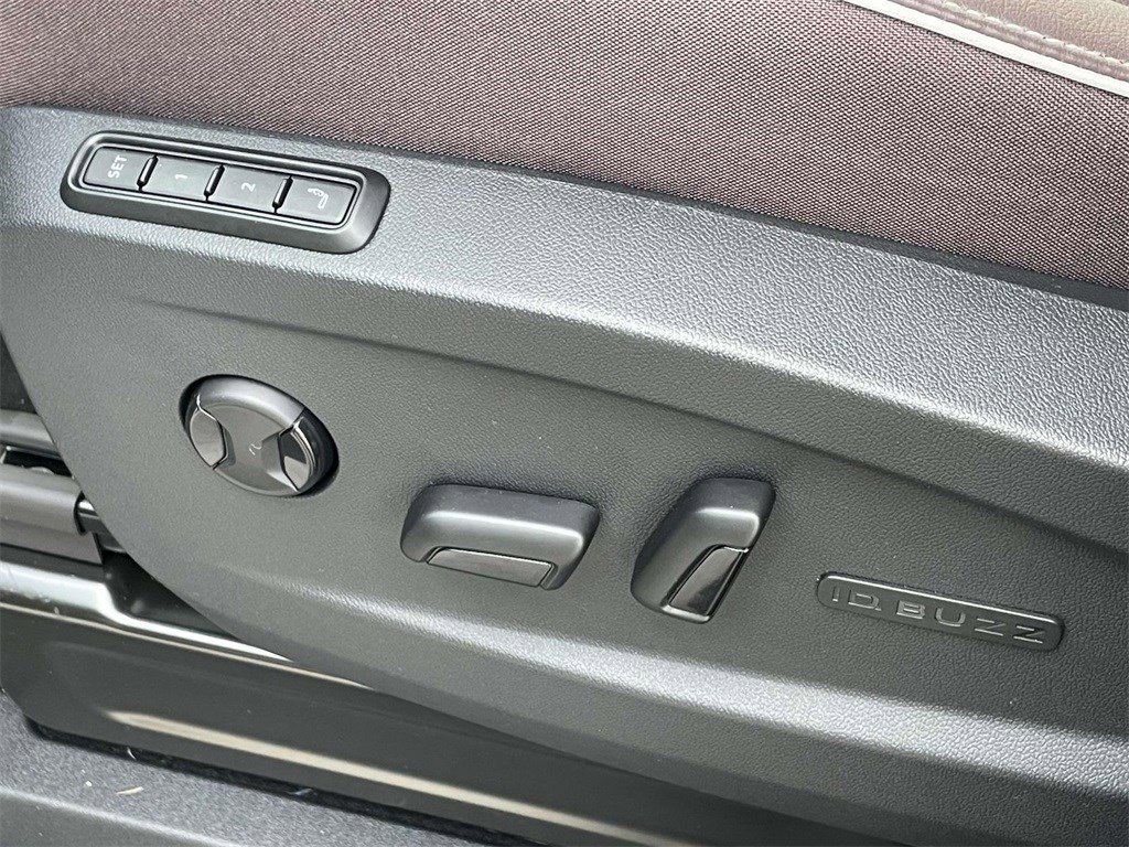 New 2025 Volkswagen ID. Buzz Pro S RWD image 18