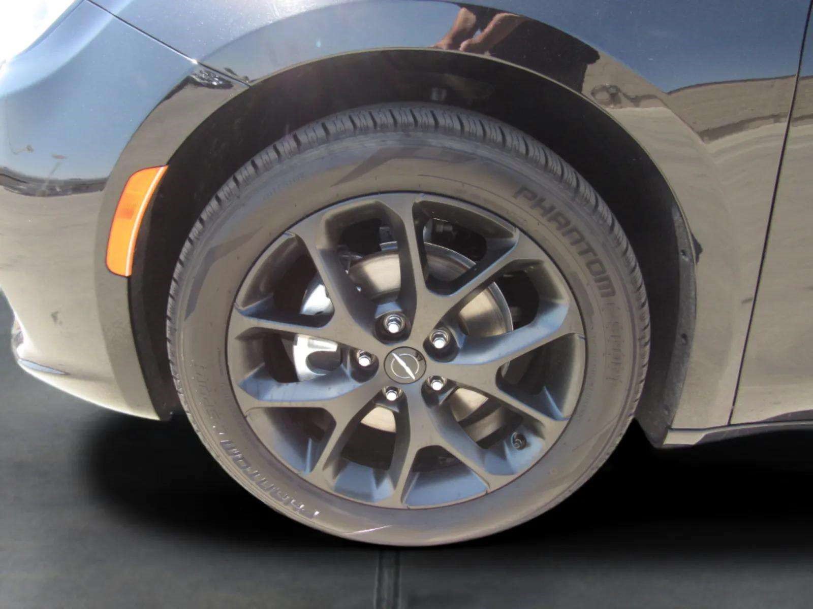 Used 2025 Chrysler Pacifica Limited FWD image 4