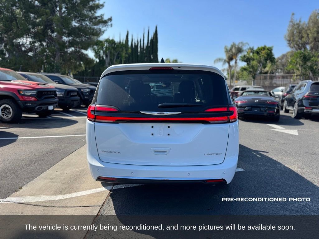 Used 2024 Chrysler Pacifica Limited FWD image 4