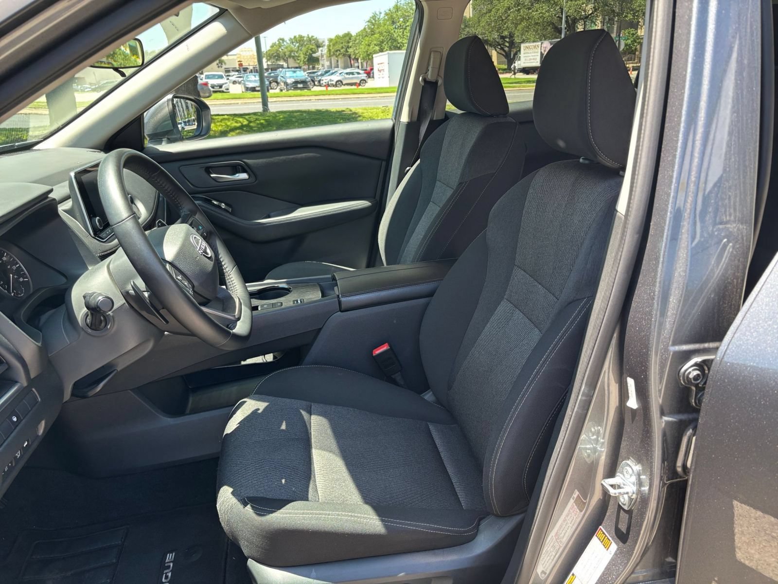 Used 2025 Nissan Rogue SV FWD image 31