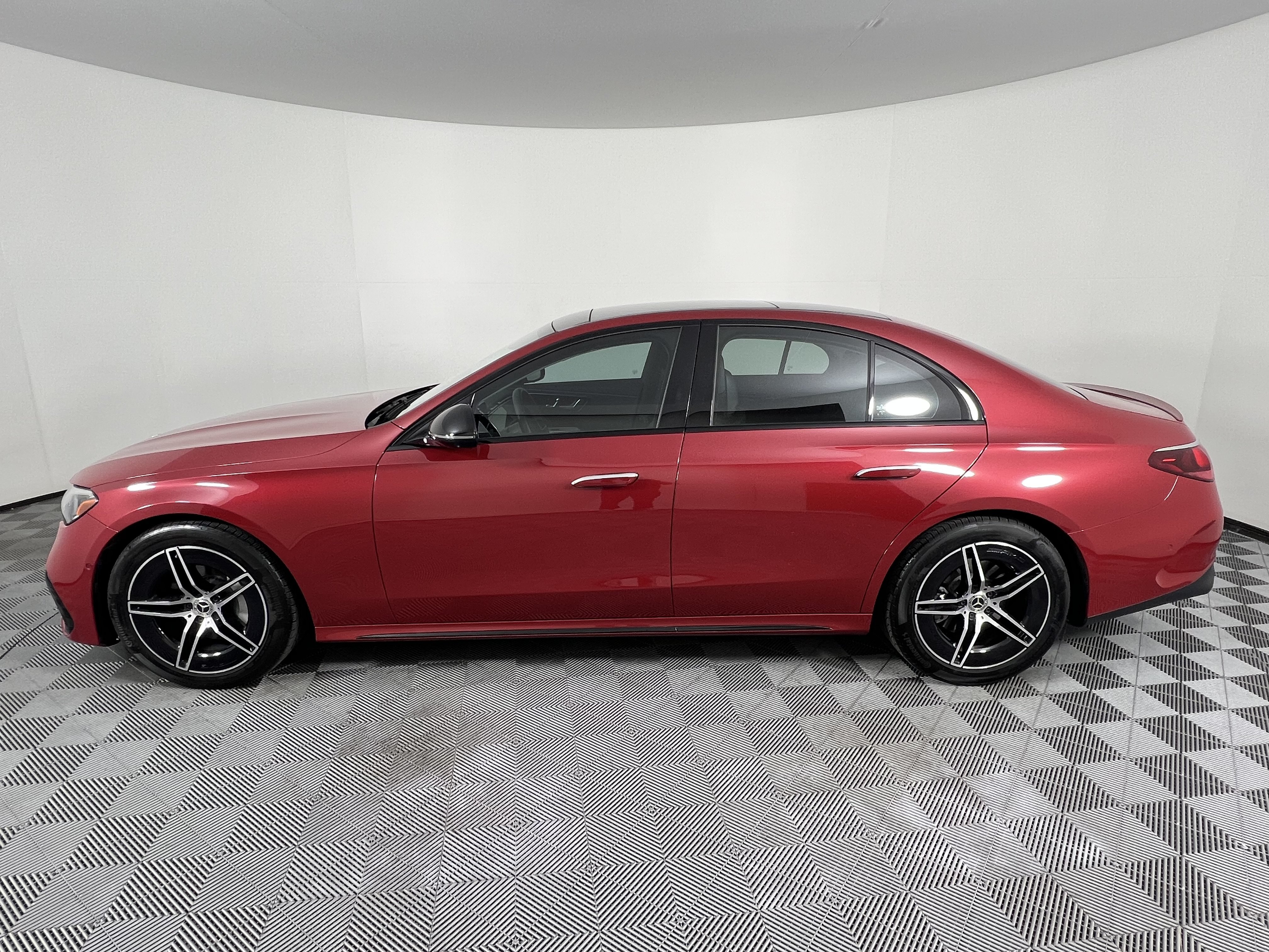 Used 2025 Mercedes-Benz E 350 4MATIC Sedan image 9