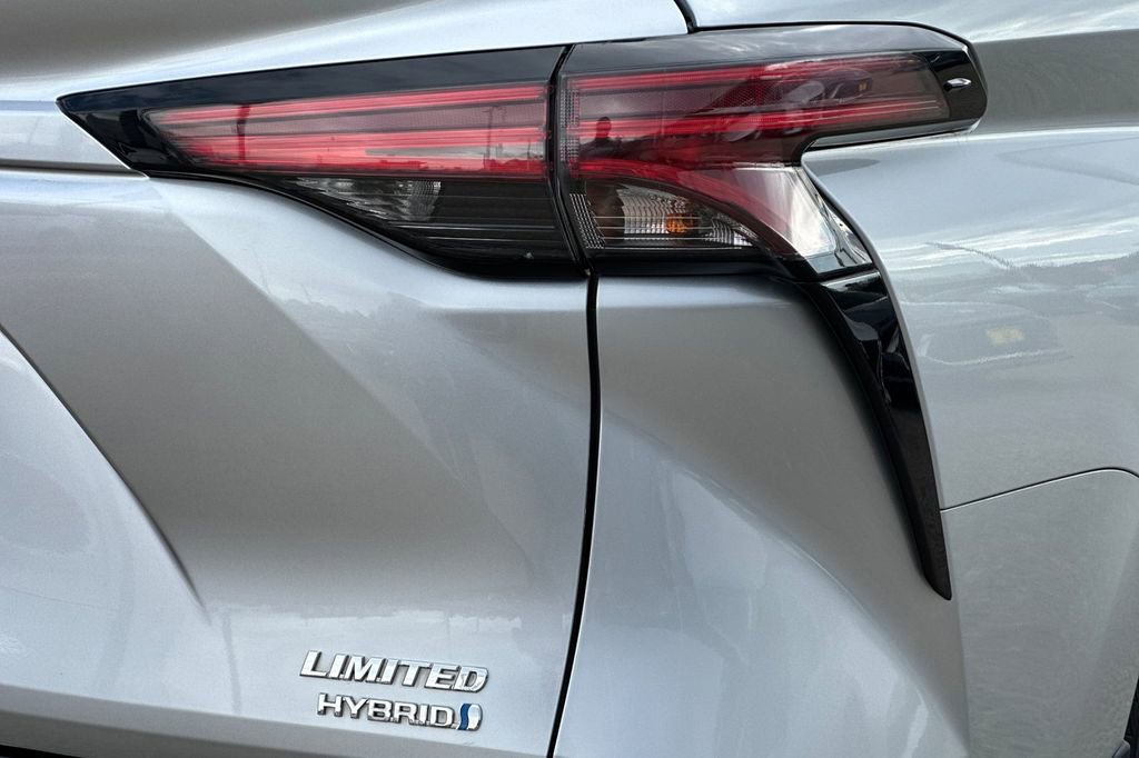 Used 2023 Toyota Sienna Limited image 28