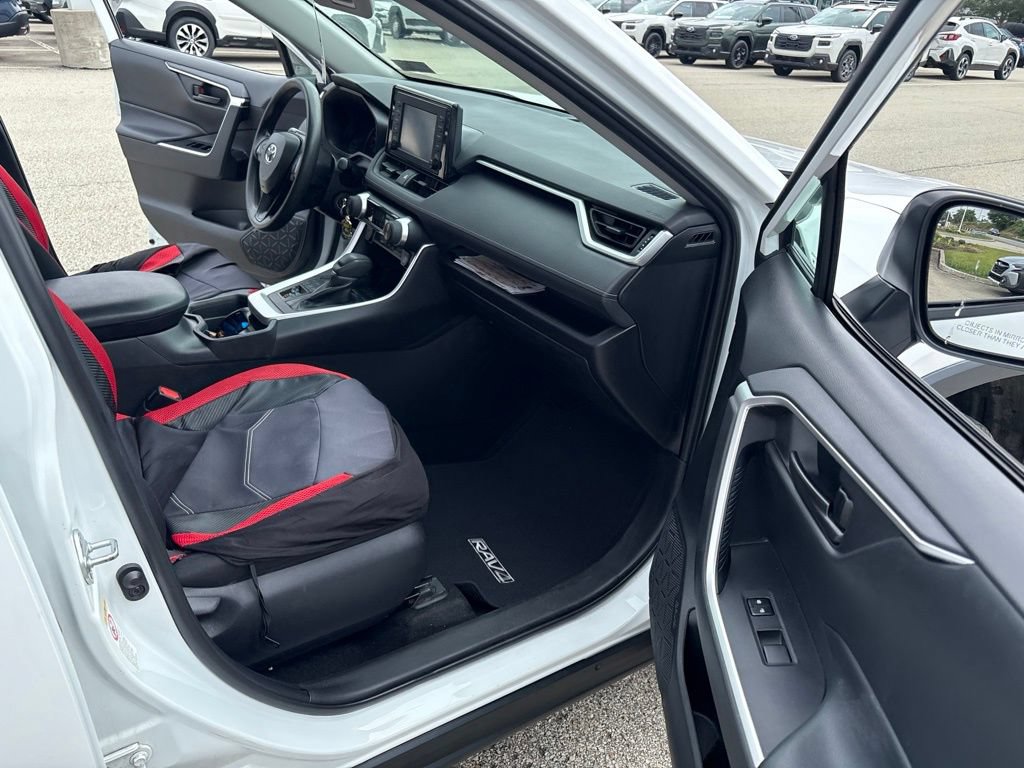 Used 2019 Toyota RAV4 LE AWD/4WD image 30