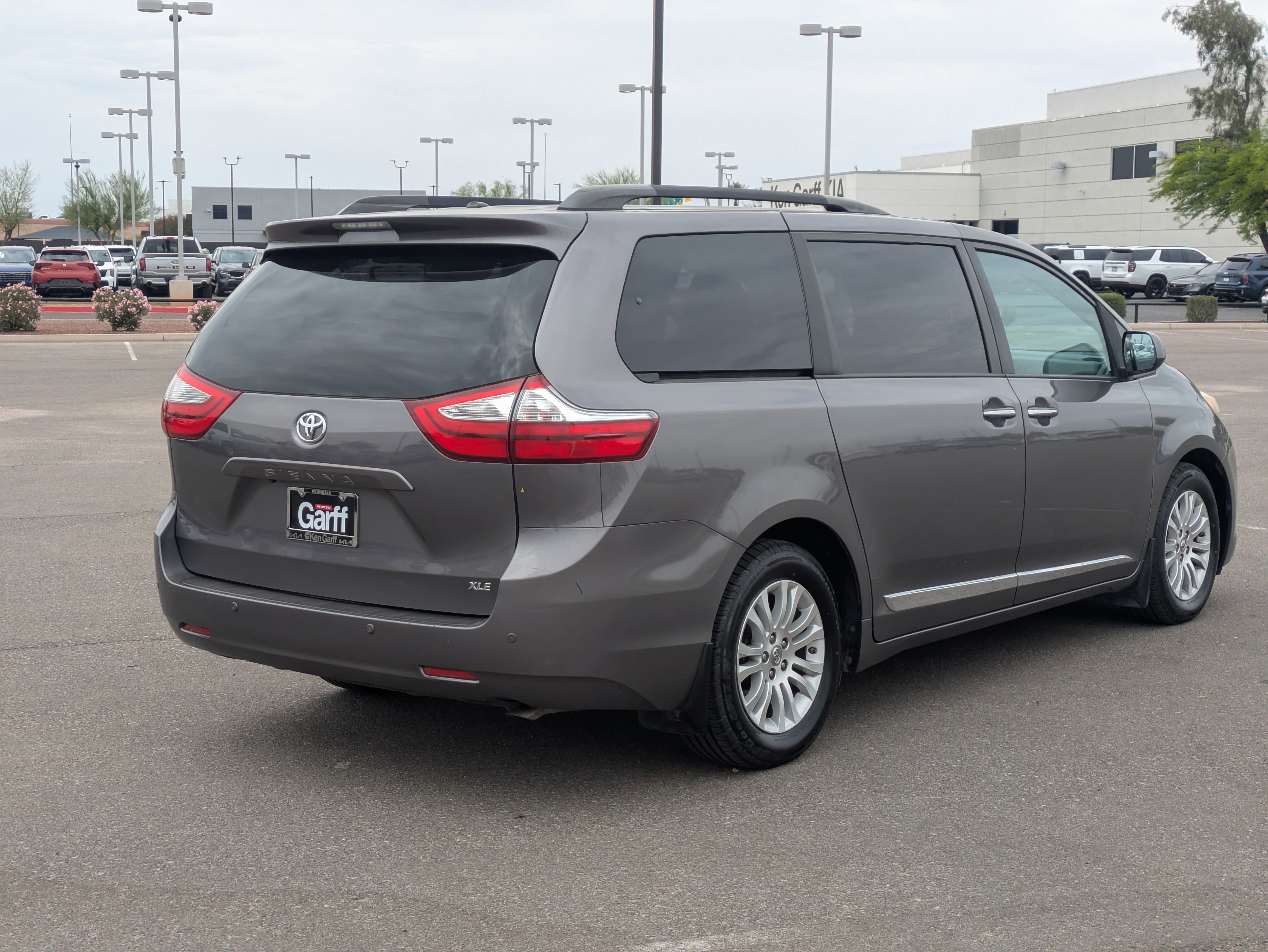 Used 2017 Toyota Sienna XLE w/ XLE Navigation Package FWD image 5