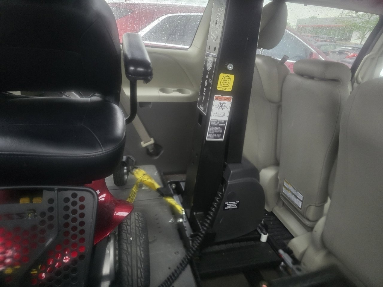 Used 2018 Toyota Sienna XLE w/ XLE Navigation Package FWD image 17
