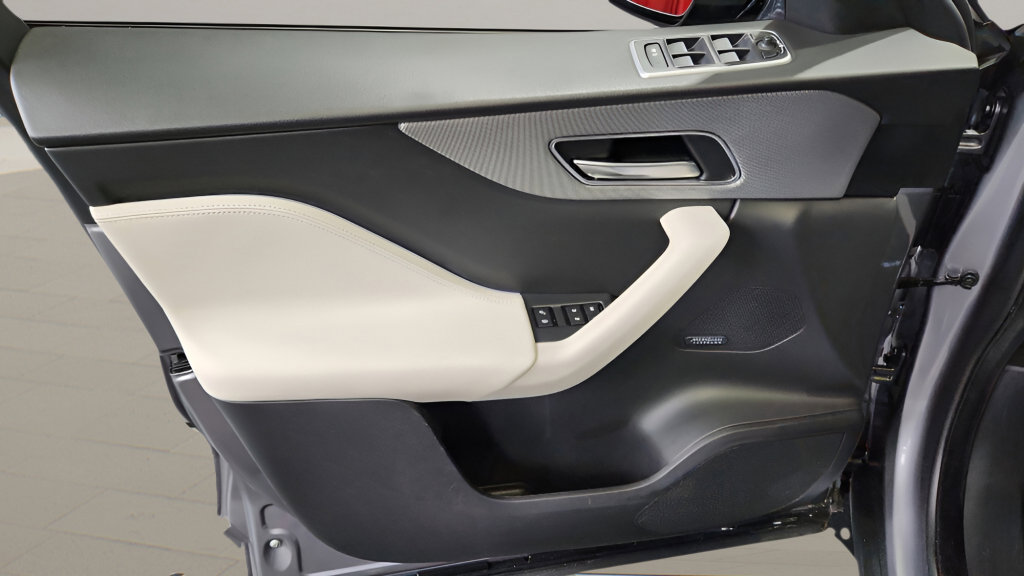 Used 2020 Jaguar F-PACE SVR image 29