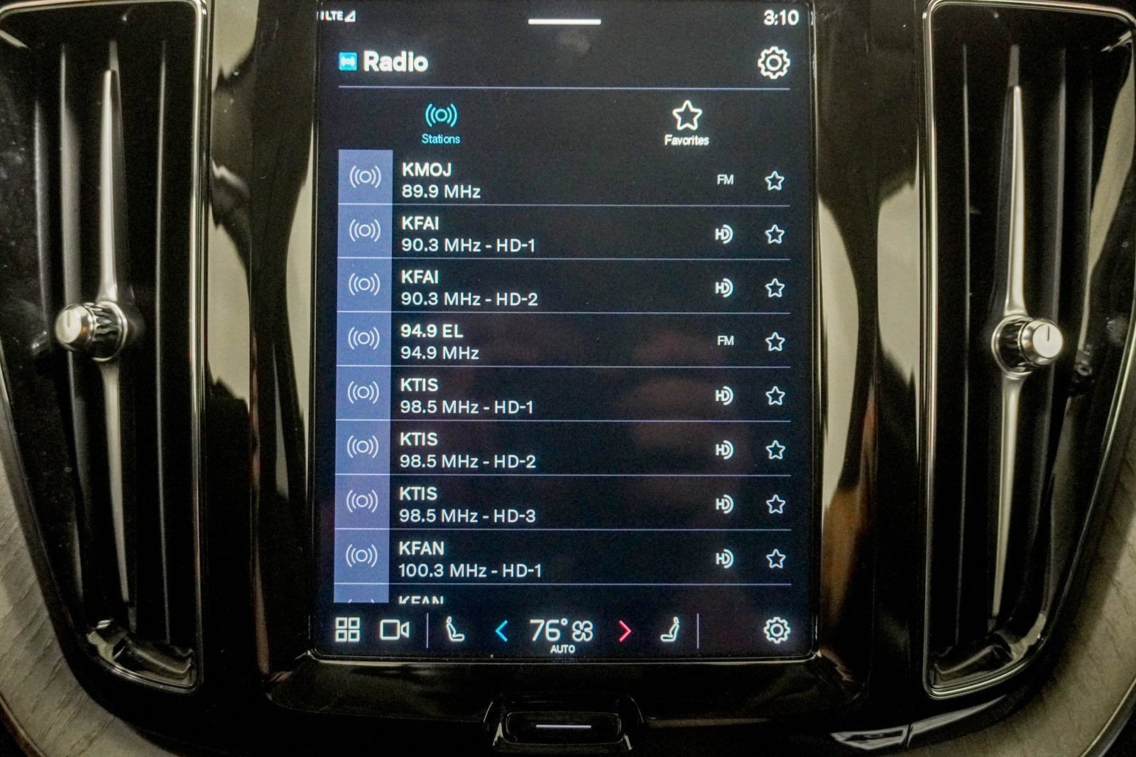 Used 2025 Volvo XC60 B5 Plus image 24