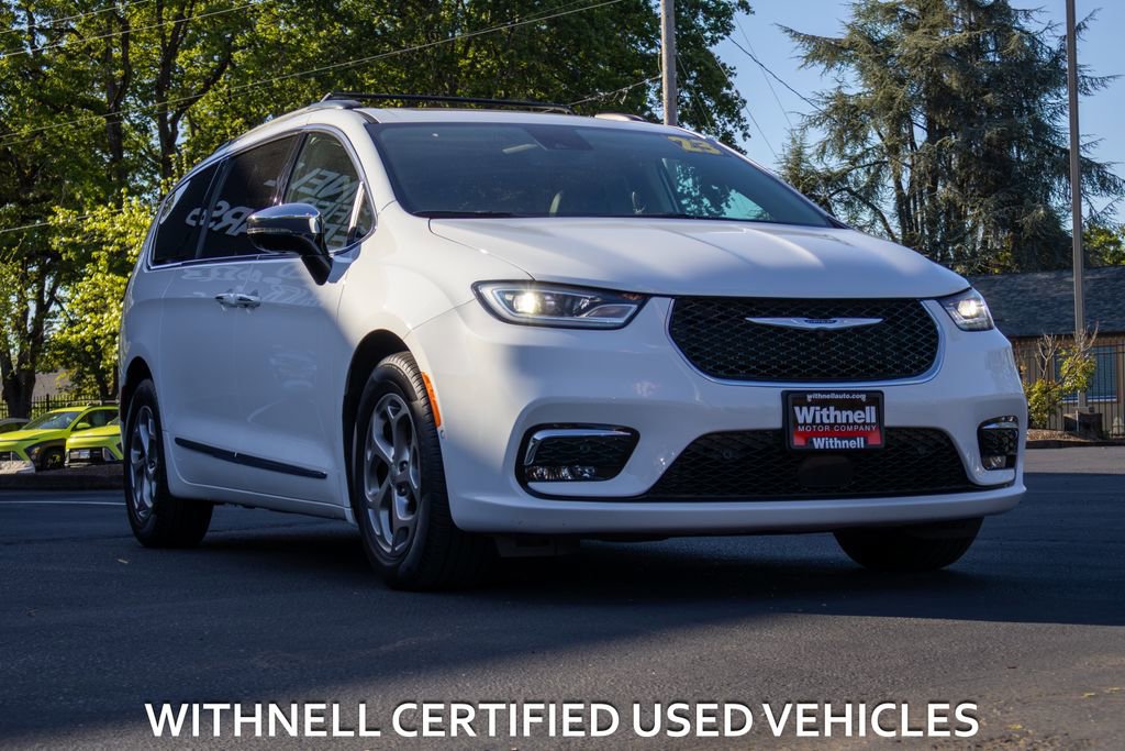 Used 2023 Chrysler Pacifica Limited FWD image 2
