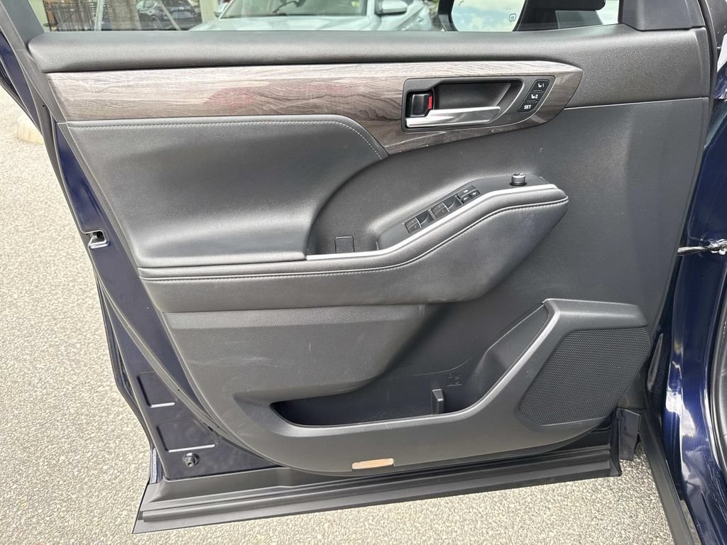 Used 2022 Toyota Highlander Limited FWD image 20