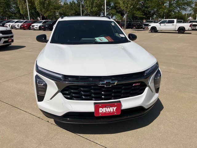 Used 2025 Chevrolet Trax RS w/ Sunroof Package FWD image 2