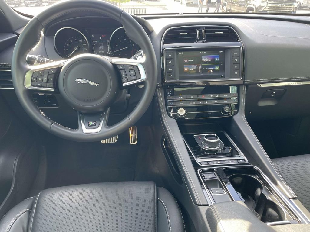Used 2018 Jaguar F-PACE R-Sport image 12