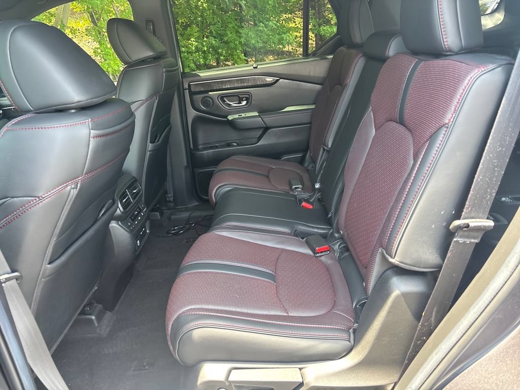 Used 2025 Honda Pilot Black Edition image 33