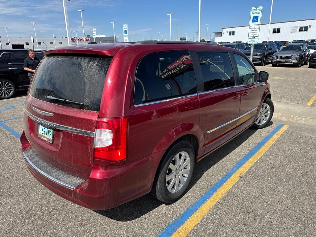 Used 2016 Chrysler Town & Country Touring FWD image 3