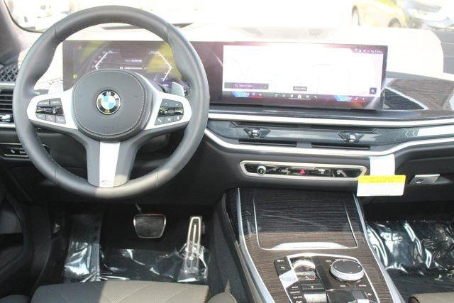 Used 2025 BMW X7 xDrive40i w/ M Sport Package image 22