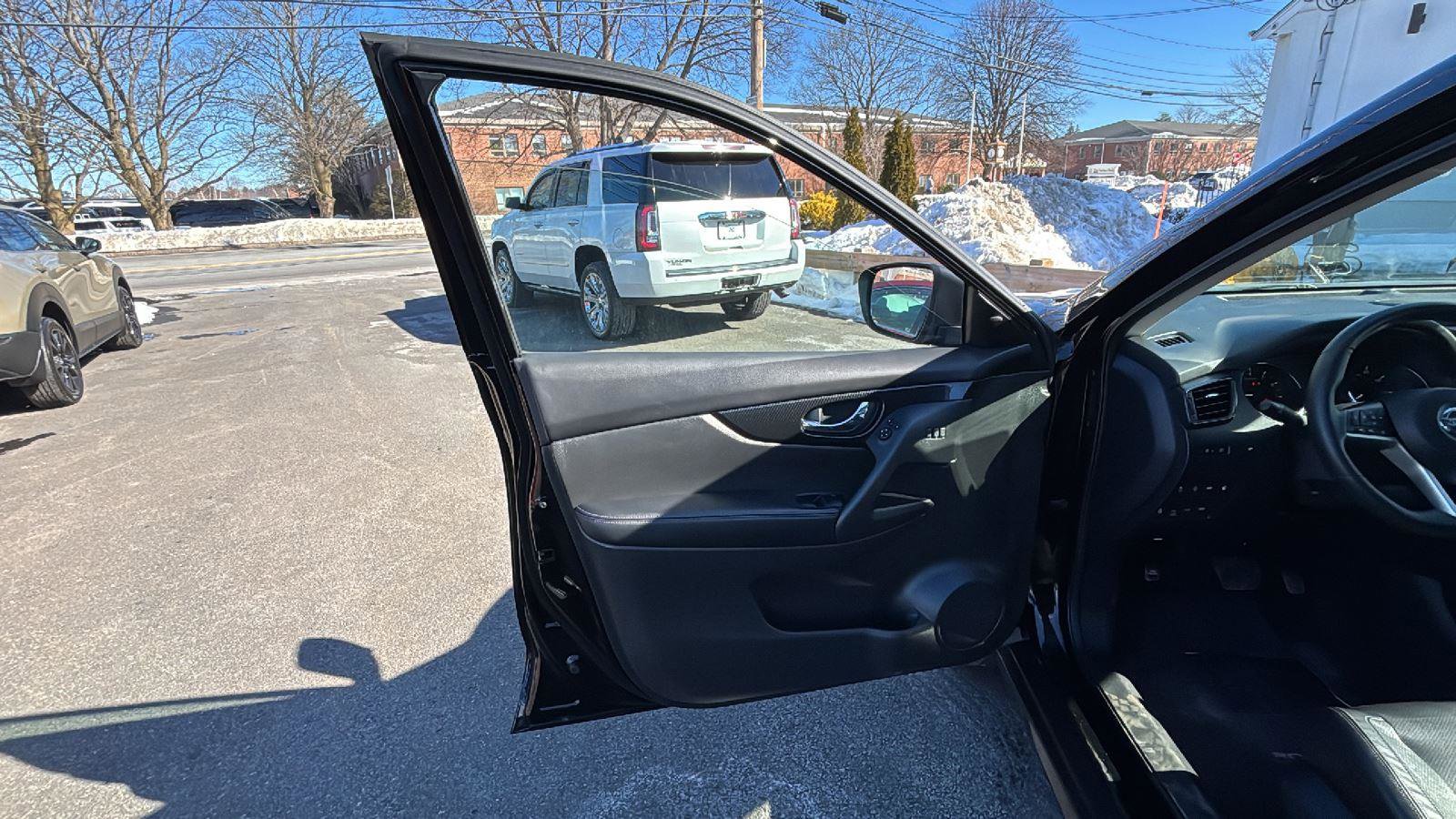 Used 2018 Nissan Rogue SL w/ Premium Package image 22