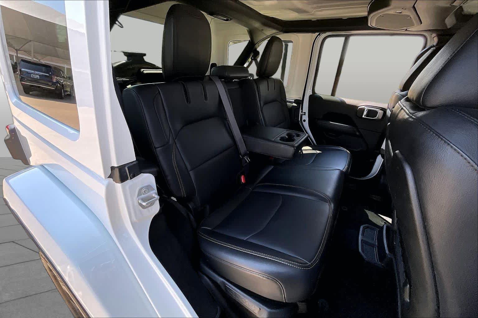 Used 2024 Jeep Wrangler Unlimited Sahara w/ Safety Group AWD/4WD image 18