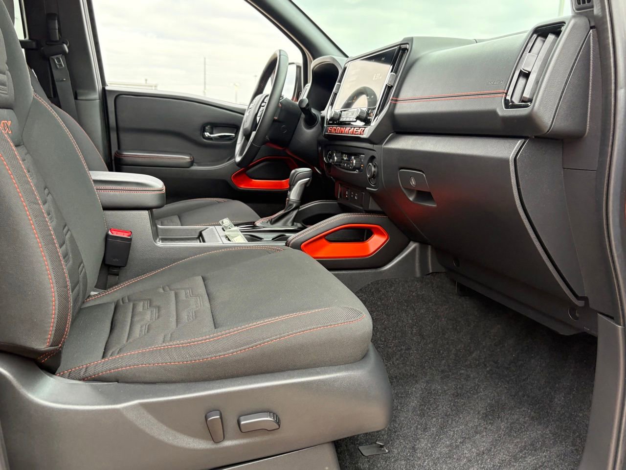 Certified 2025 Nissan Frontier PRO-4X image 39