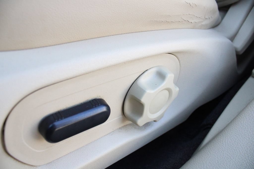 Used 2013 Ford Taurus SEL FWD image 3