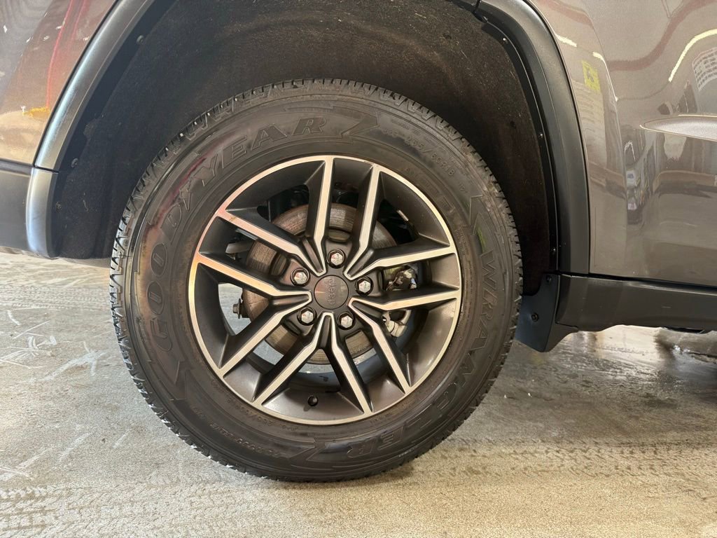 Used 2021 Jeep Grand Cherokee Limited AWD/4WD image 38