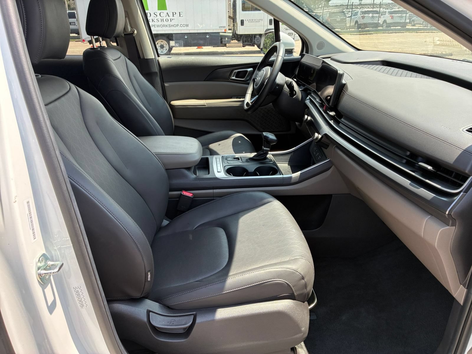 Used 2026 Kia Carnival FWD image 33