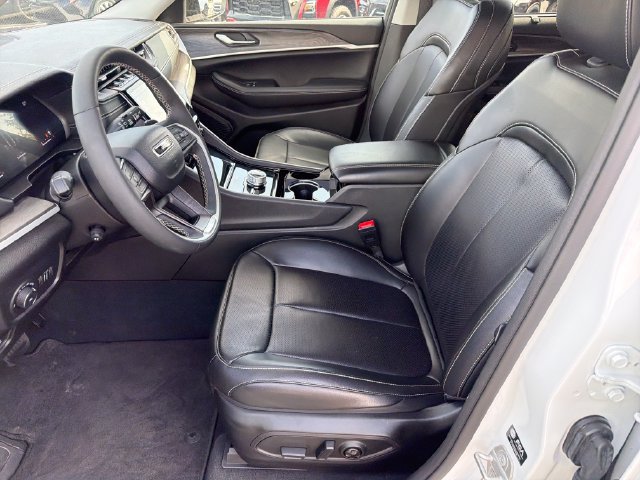 Used 2023 Jeep Grand Cherokee Limited w/ Luxury Tech Group II AWD/4WD image 10