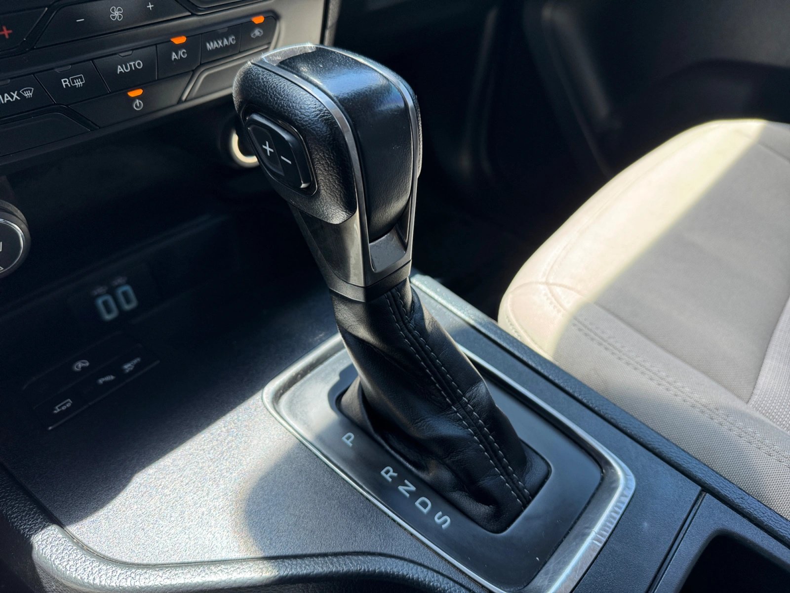 Used 2019 Ford Ranger XLT w/ Black Appearance Package RWD image 18