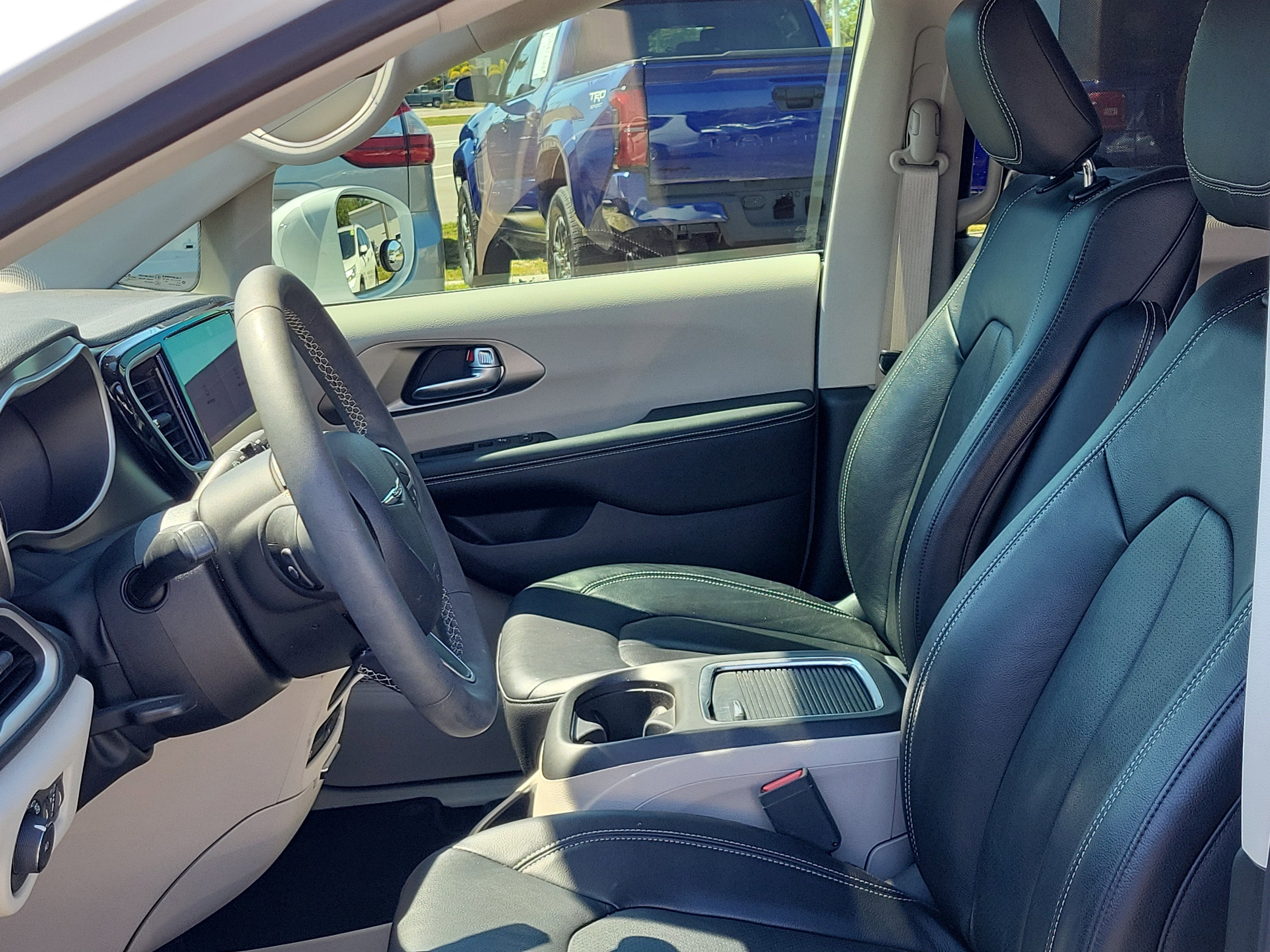 Used 2022 Chrysler Pacifica Touring-L w/ Uconnect Theater Family Group image 20