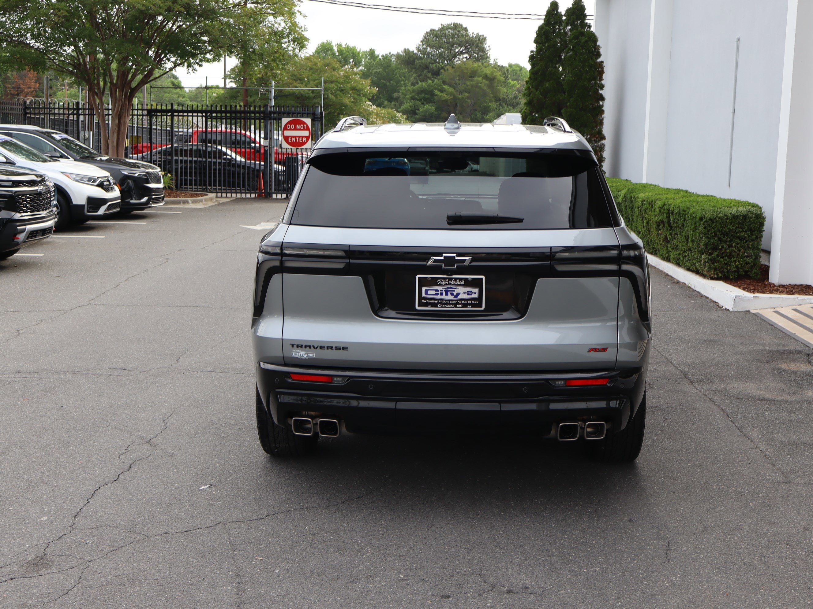 Used 2025 Chevrolet Traverse RS FWD image 9
