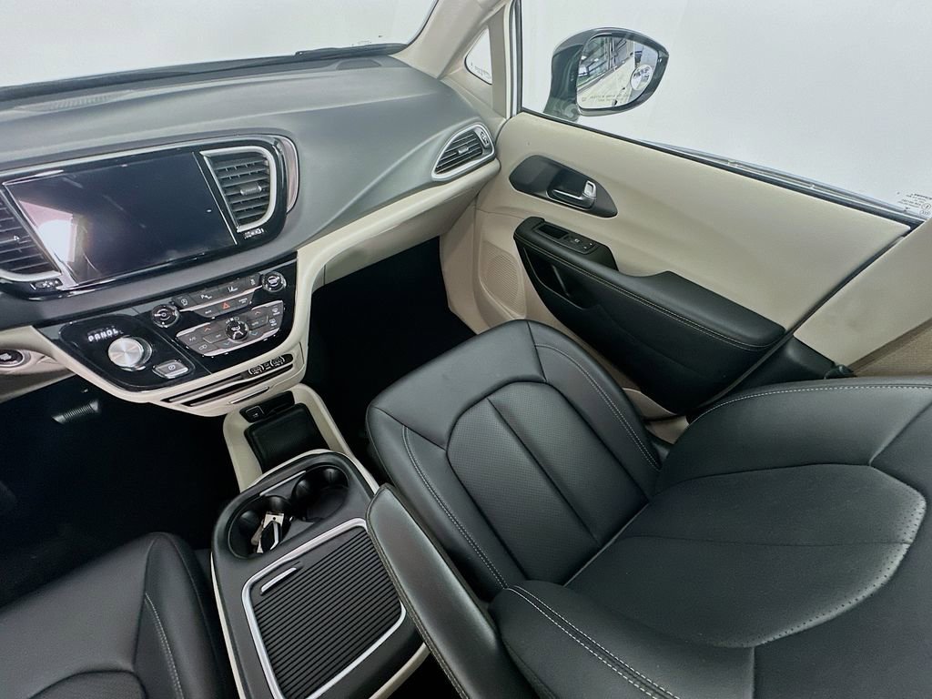 Used 2024 Chrysler Pacifica Touring-L image 11