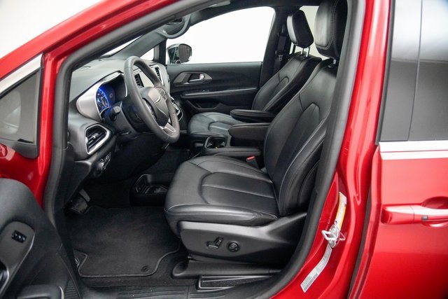 Used 2025 Chrysler Pacifica Select image 23