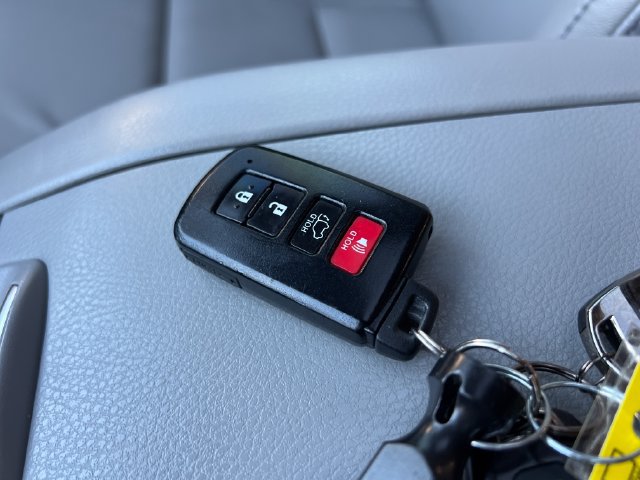 Used 2017 Toyota Highlander XLE AWD/4WD image 30