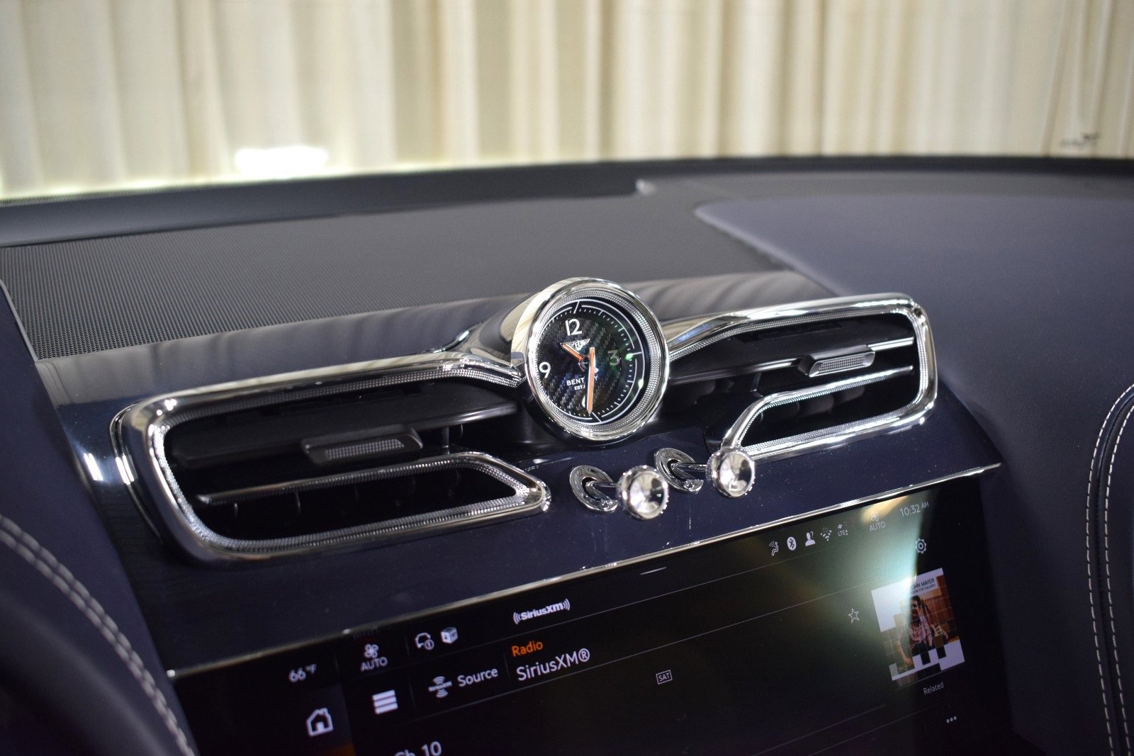 New 2025 Bentley Bentayga image 33