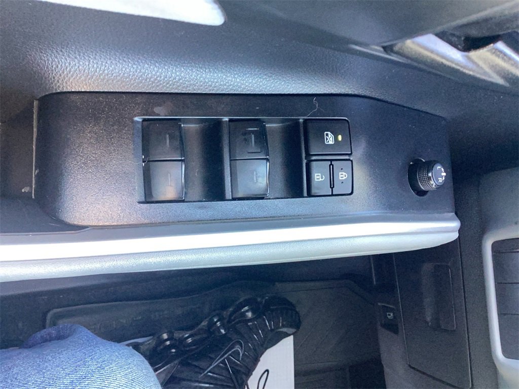 Used 2023 Toyota Highlander L image 12