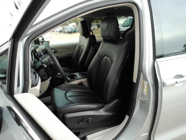 Used 2024 Chrysler Pacifica Touring-L FWD image 6